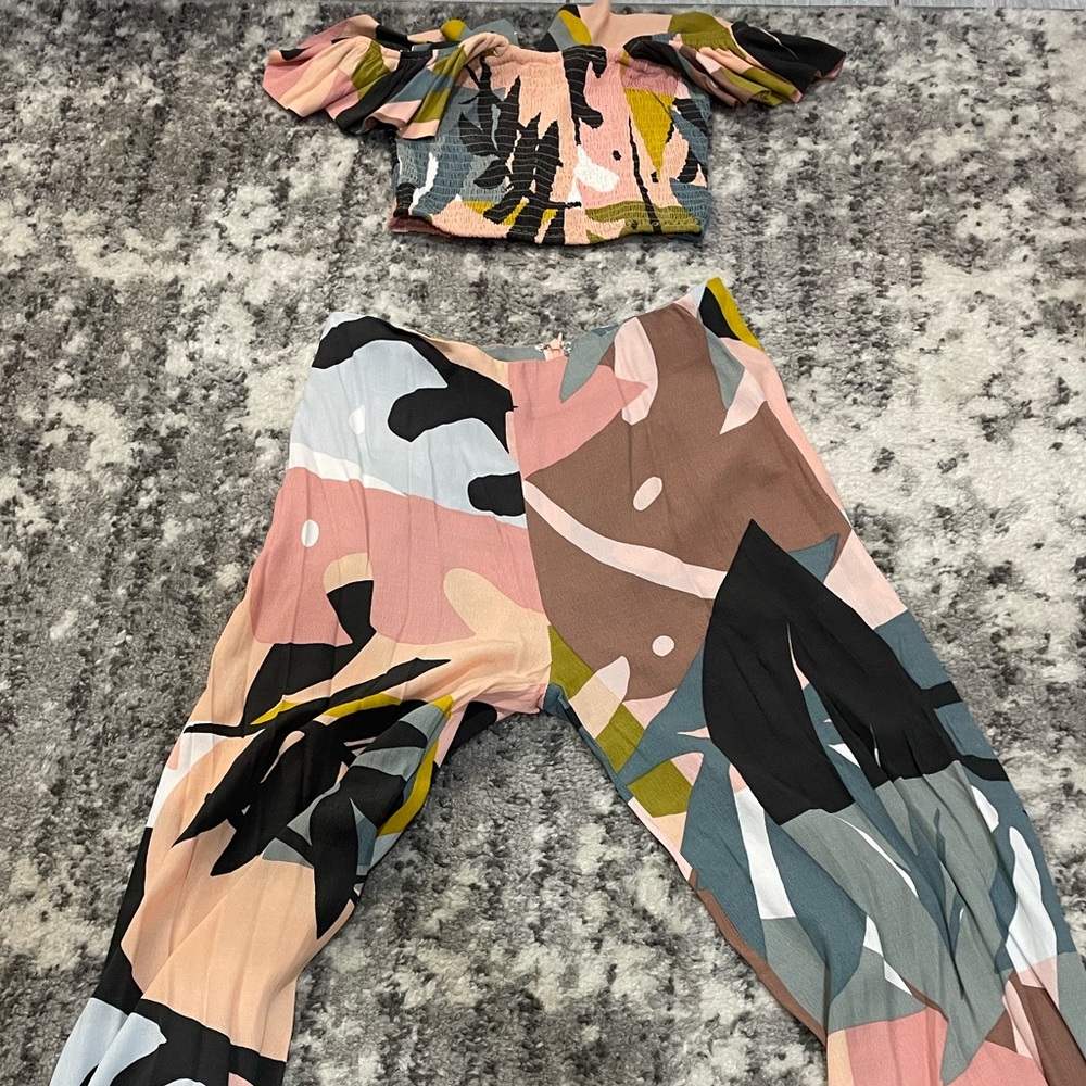 Olivaceous #olivaceous two piece crop top set in Medium. Perfect condition